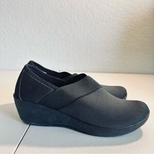 CROCS Busy DAY (RETIRED) Women's Black and Red Flats size 7